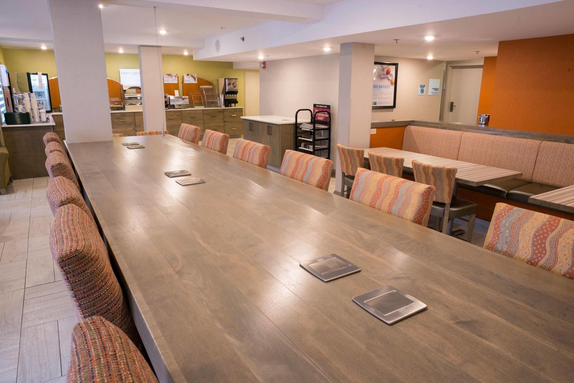 Holiday Inn Express Hotel & Suites Uptown Fredericton By Ihg Экстерьер фото